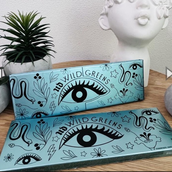 TRADED 💖 Urban Decay Wild Greens Eyeshadow Palette - Picture 2 of 10